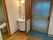引き戸が付いた居室内には収納や鏡が付いた洗面所やトイレがあり、段差はない。