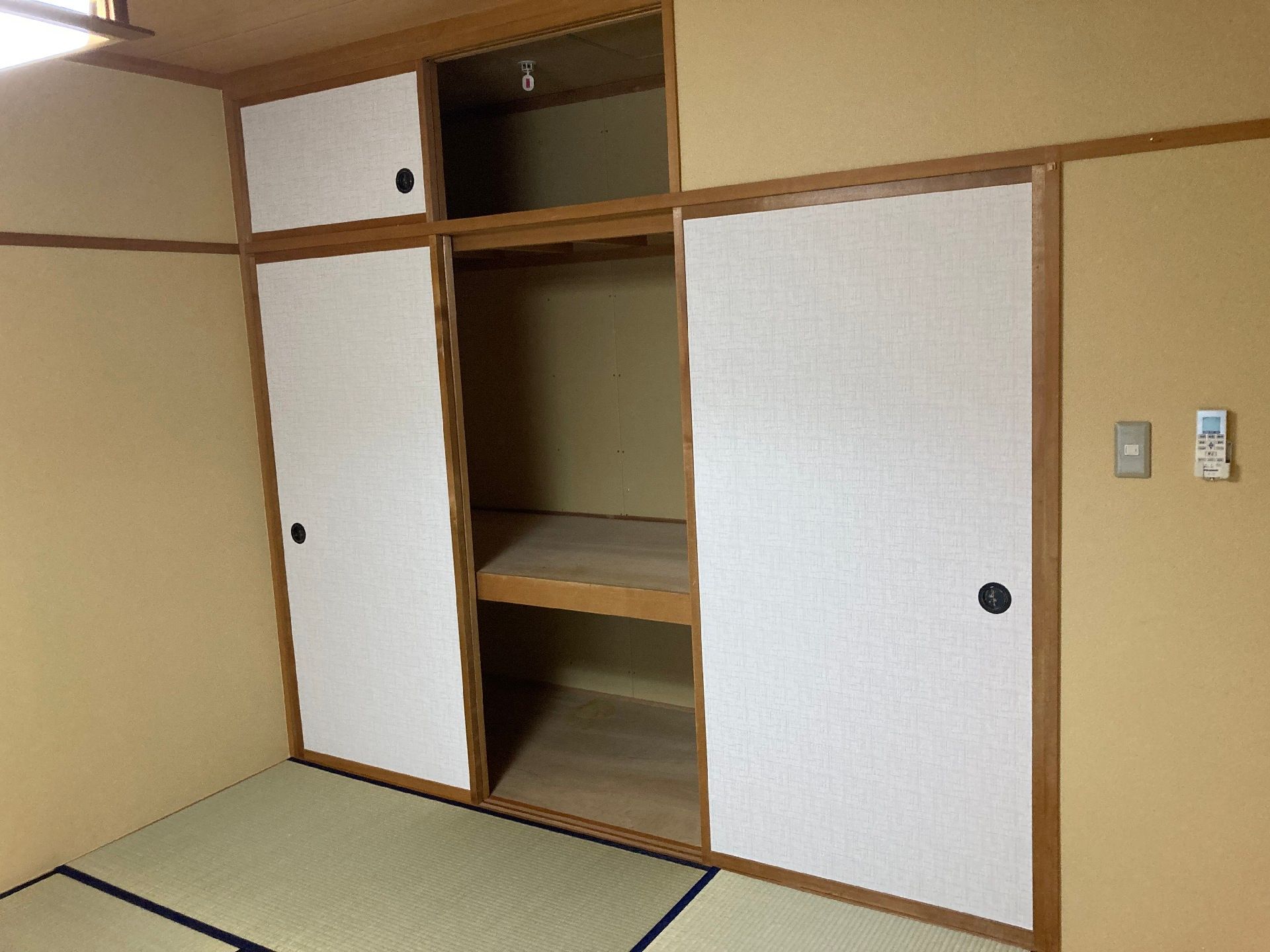畳敷きの和室の部屋には押入れが設置されていて、中には何も入っていない。