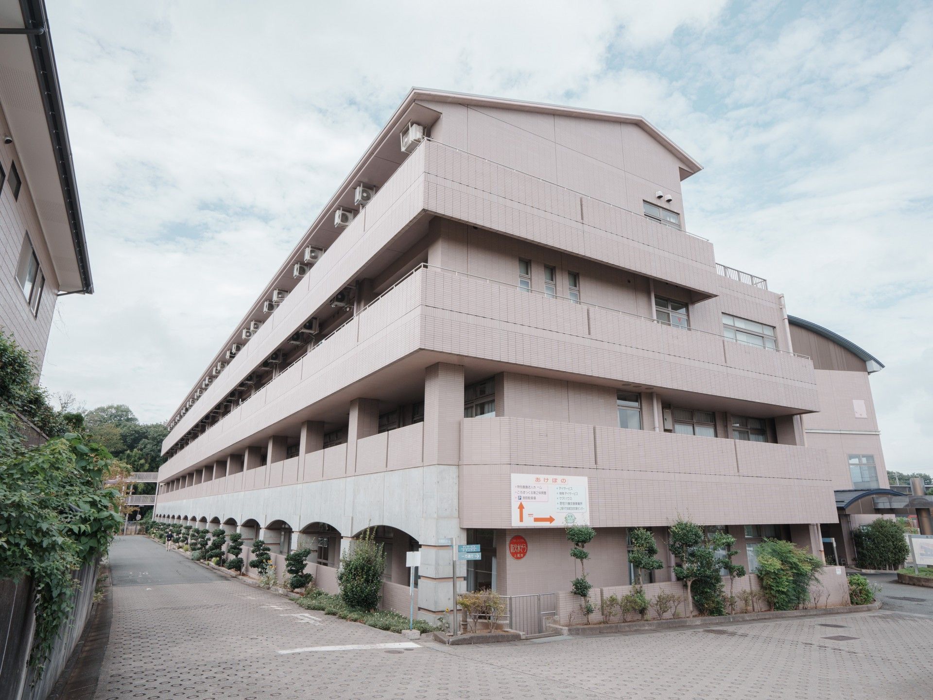 ４階建ての建物