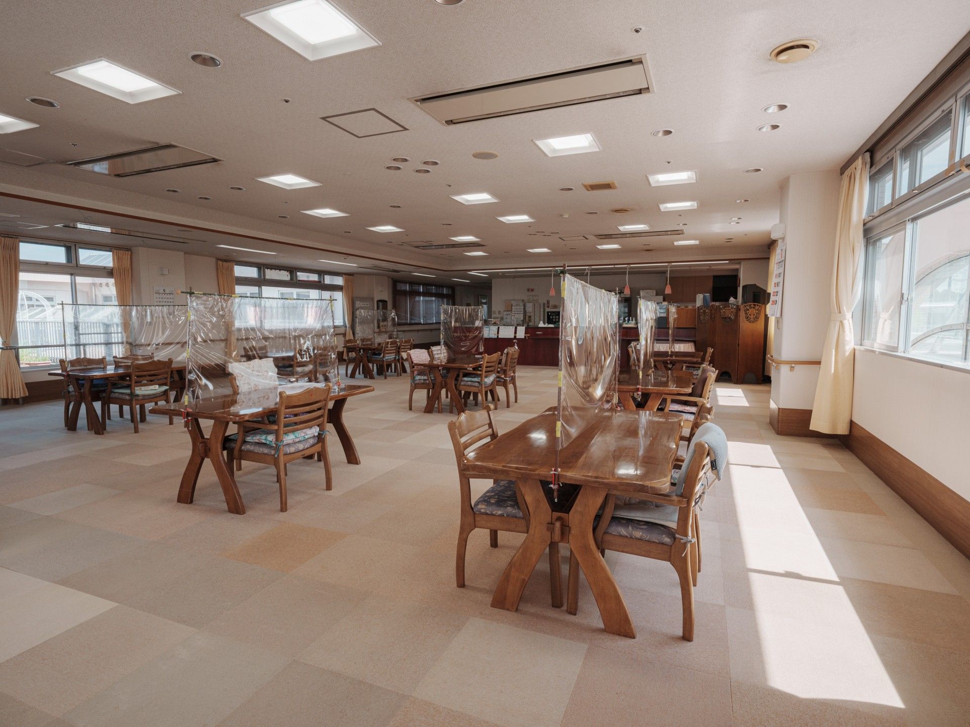 日差しが差し込む広間