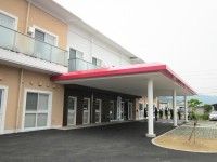 明るいエントランスの施設