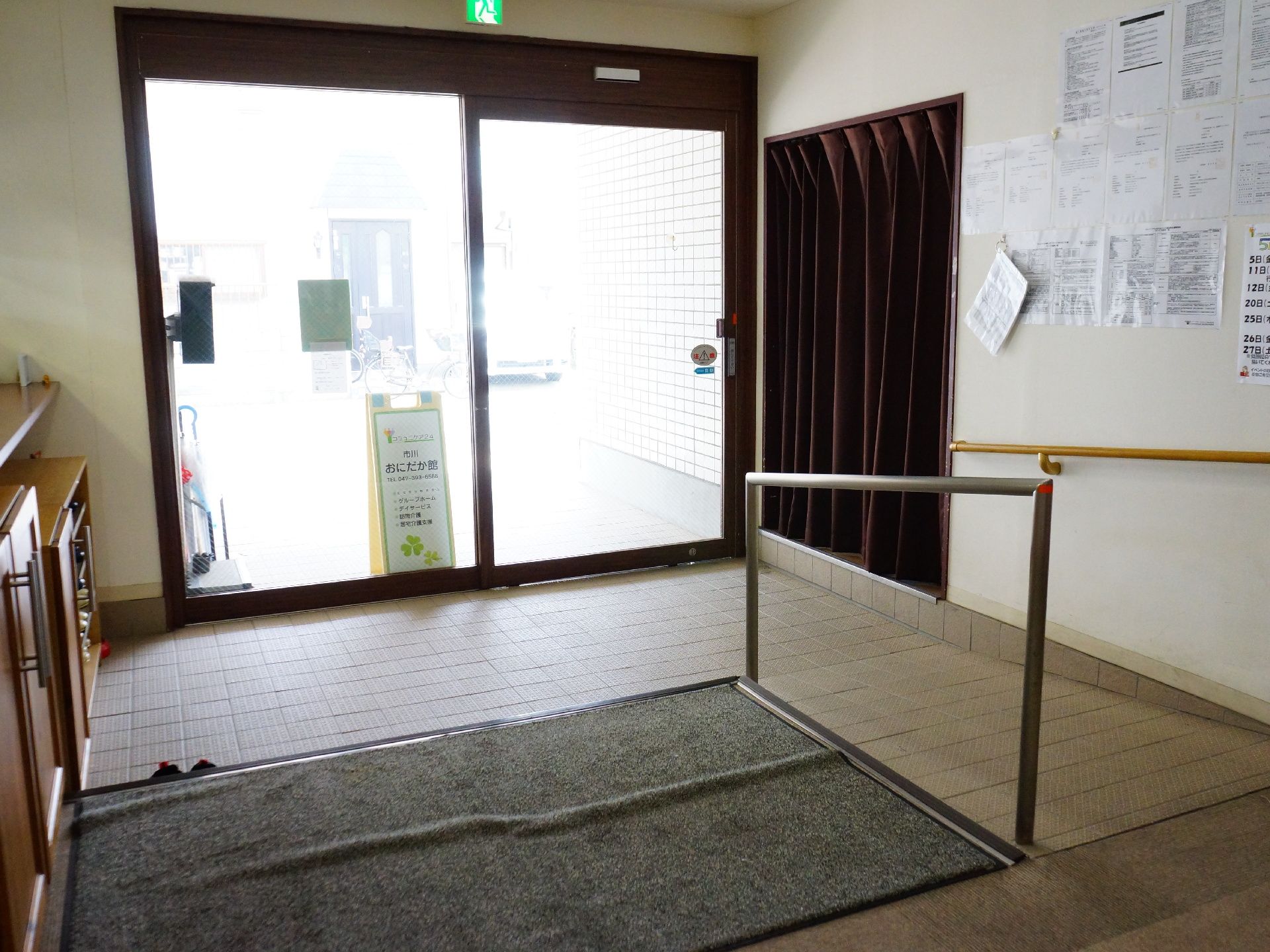 入口は自動ドアで幅があるので車いすでの出入りがしやすい。入ってすぐの所にカーテンがある。プリントが掲示されている。
