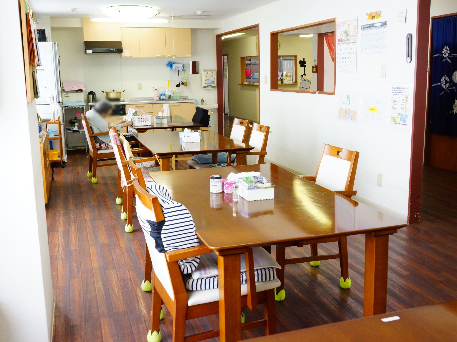 食堂は2つの入口に扉がなくオープンな雰囲気。壁にカレンダーや色々なお知らせ事項が貼ってある。窓から光が差し込み明るい。