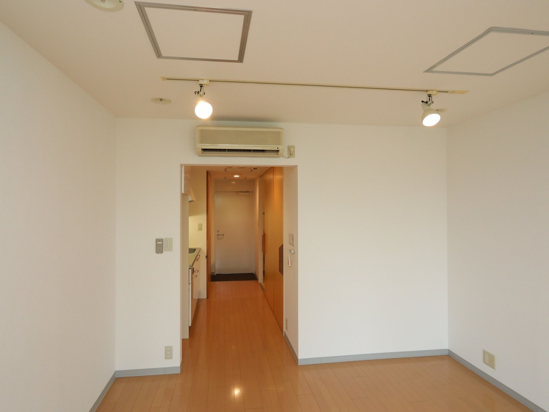 居室にはエアコンが完備されている。間口の広い通路で安心して行き来できる。天井にはスポットライトがついている。