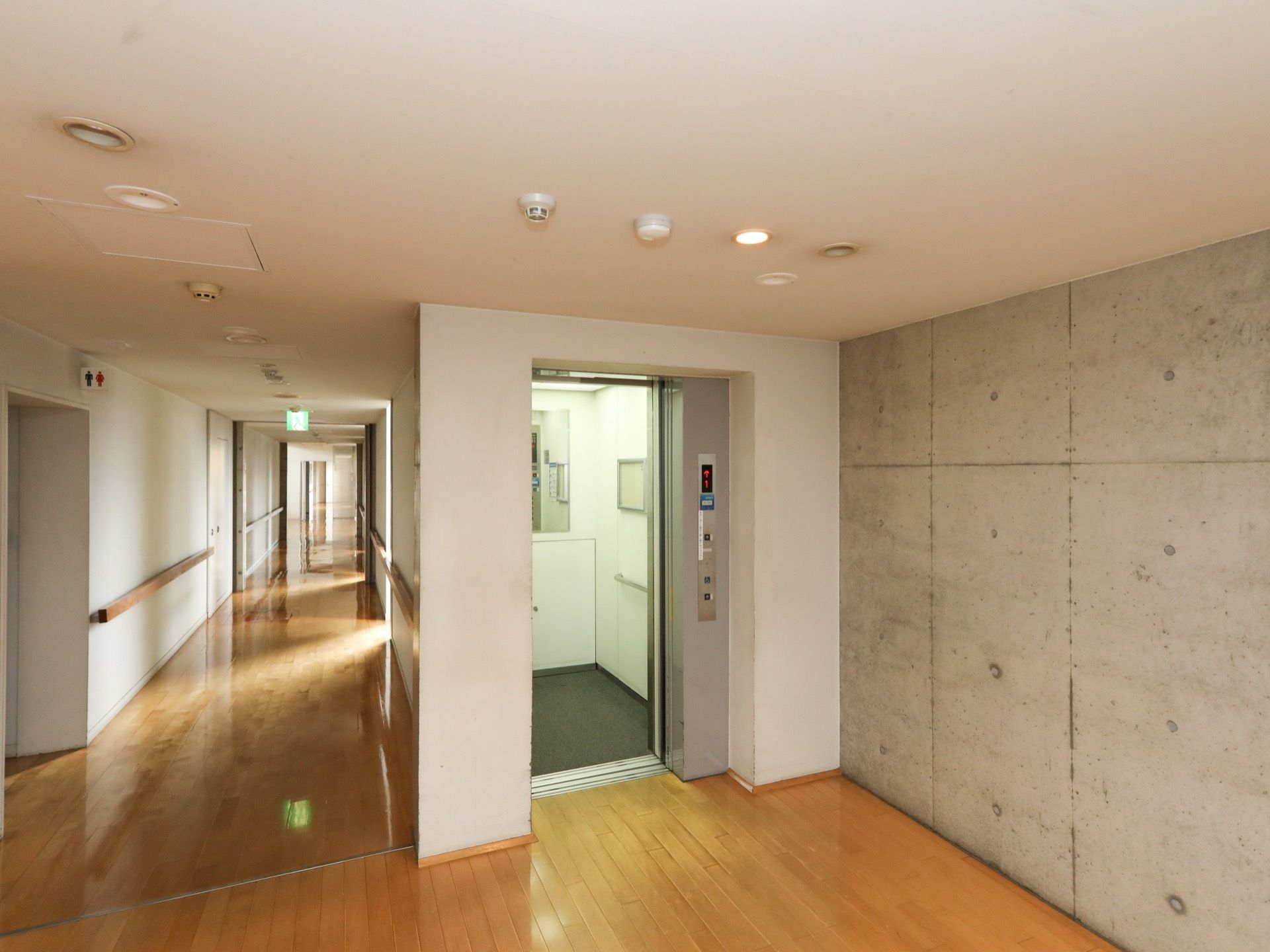 館内には、エレベーターが１基設置されている。手すりや鏡が内部に取り付けられている。左側は見通しの良い廊下である。