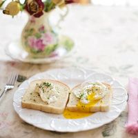 クリームチーズをのせたトースト