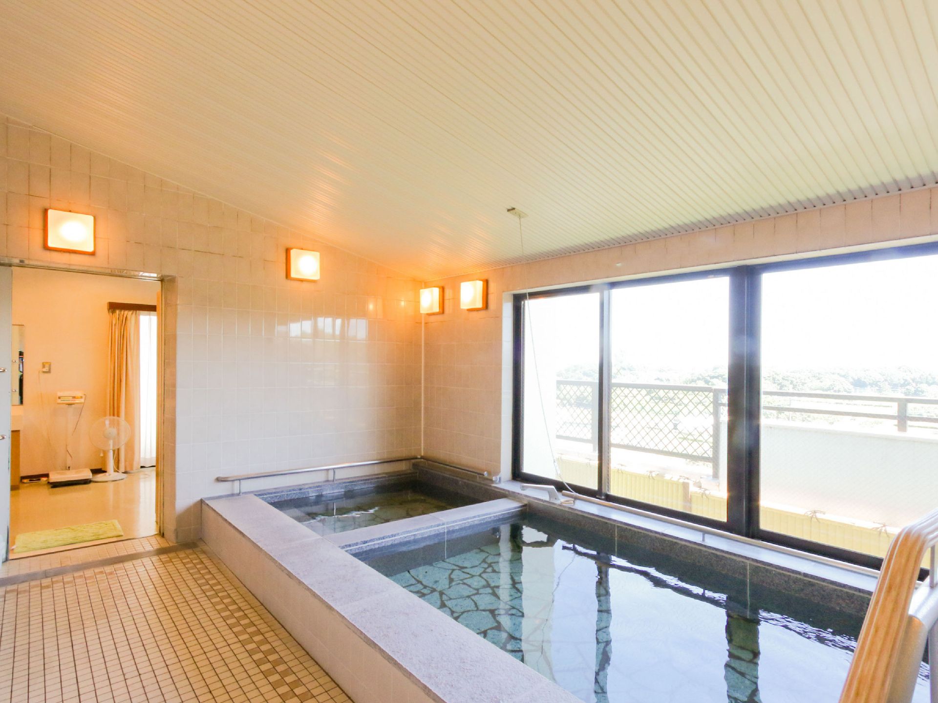 広い浴槽が設けられた大浴場