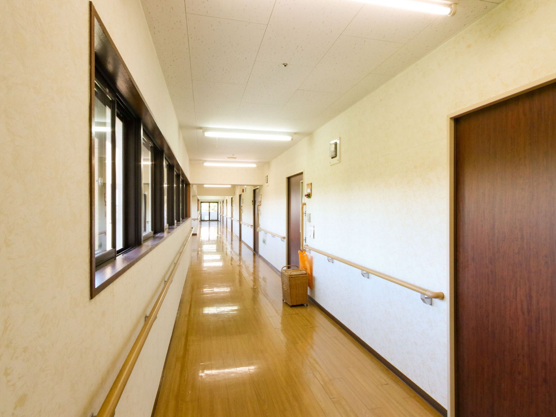 手すりを完備した廊下