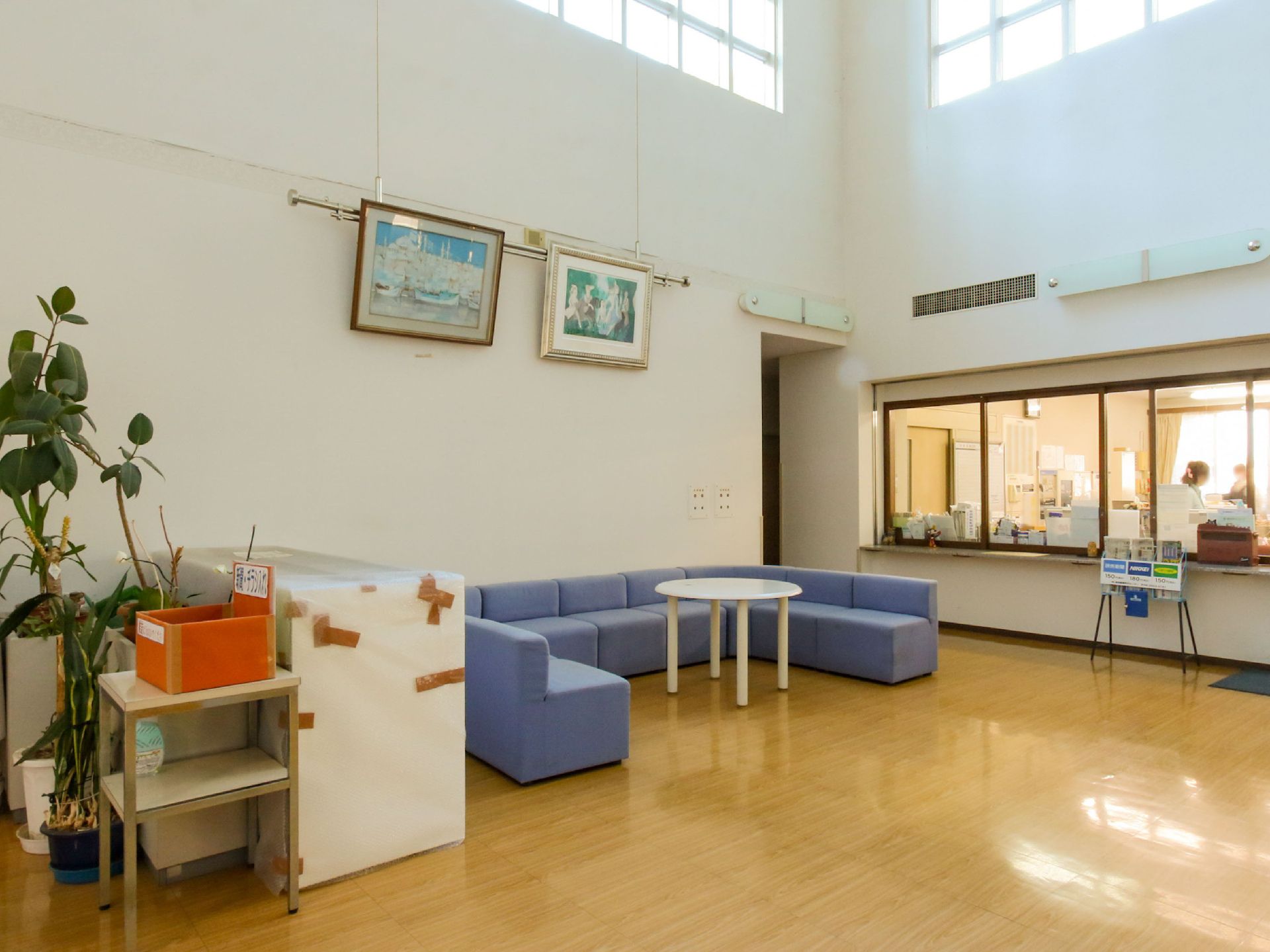 ソファを設置した玄関ロビー