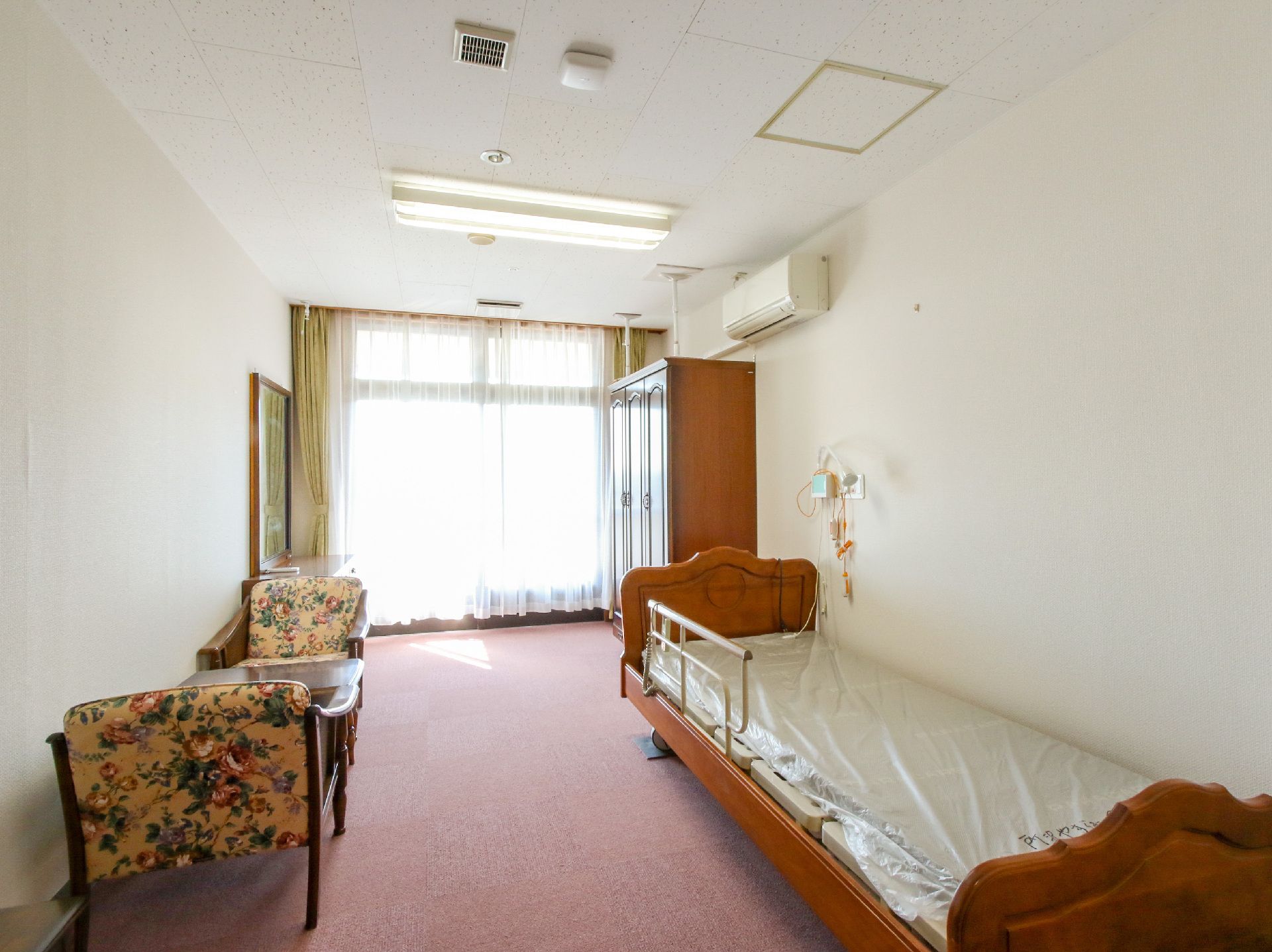 広く、さまざまな家具を置くことができる居室