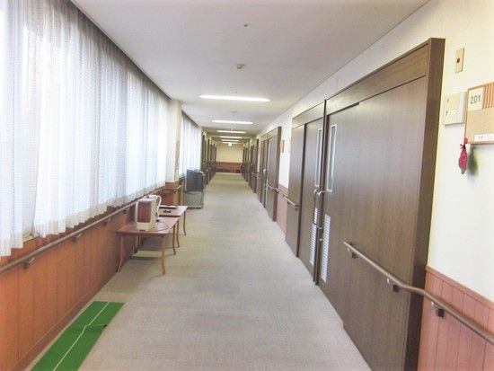 手すりが取り付けてある施設内の廊下の様子。オールバリアフリーの様子がわかる写真