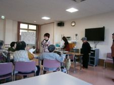 高齢者がイベントを楽しんでいる様子。施設内にある娯楽室を利用している