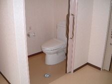 バリアフリーで引き戸仕様のトイレの様子。車いすでもスムーズに利用できる設計