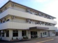 鉄骨造３階建ての建物の様子。日当たりが良いスペース、駐車場がある広めの敷地