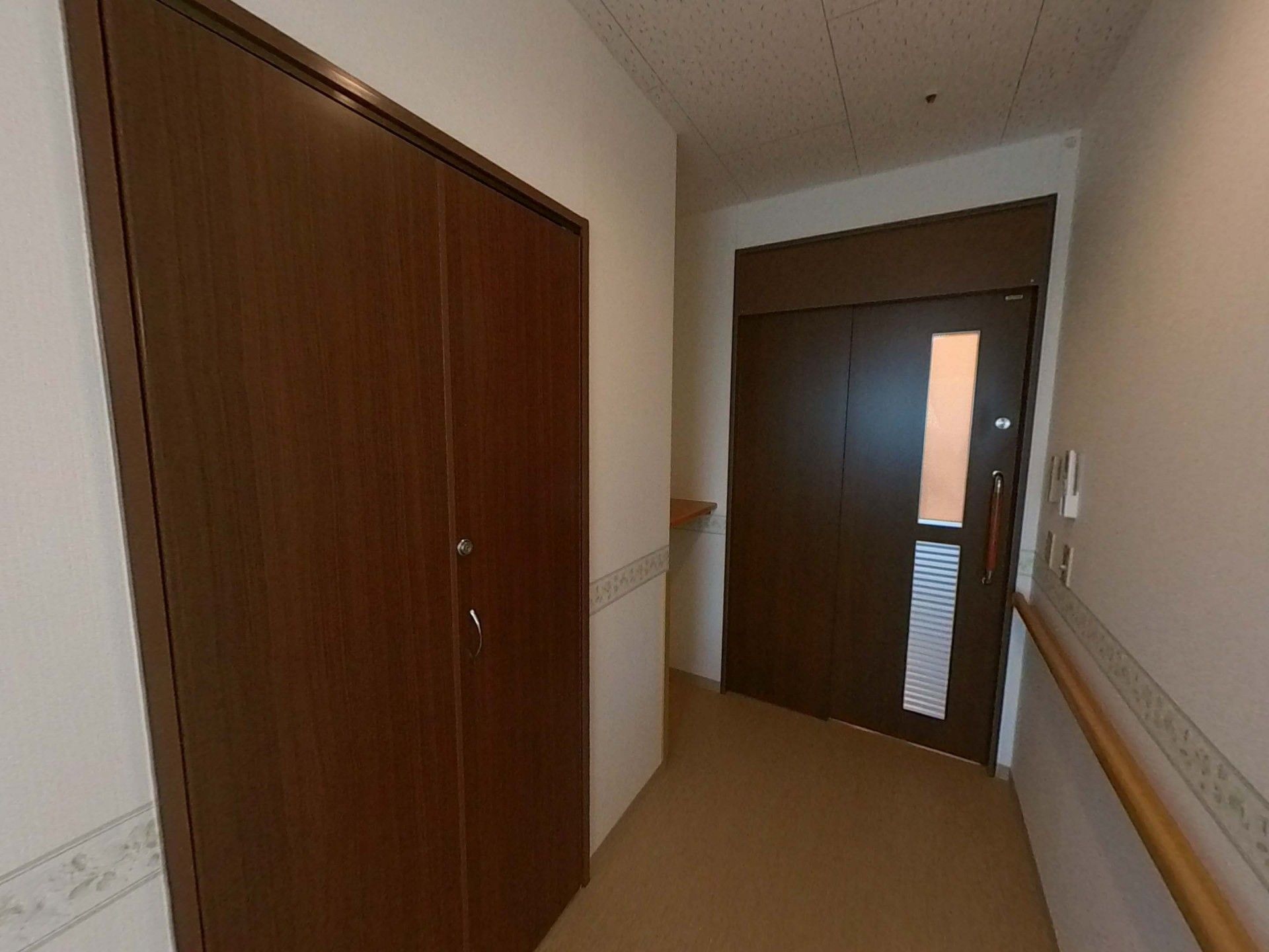 落ち着いた廊下の扉