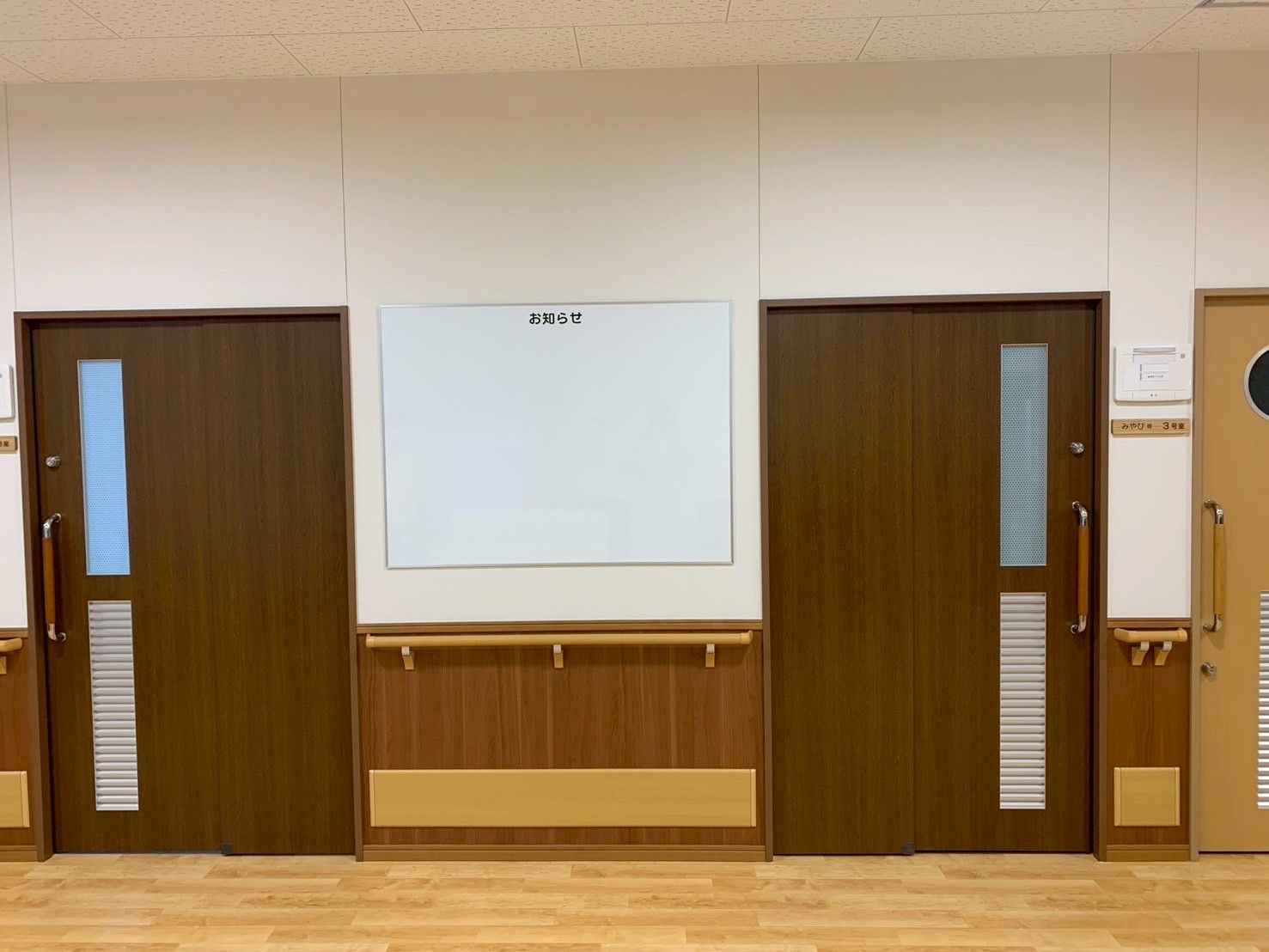 お知らせ掲示板と扉