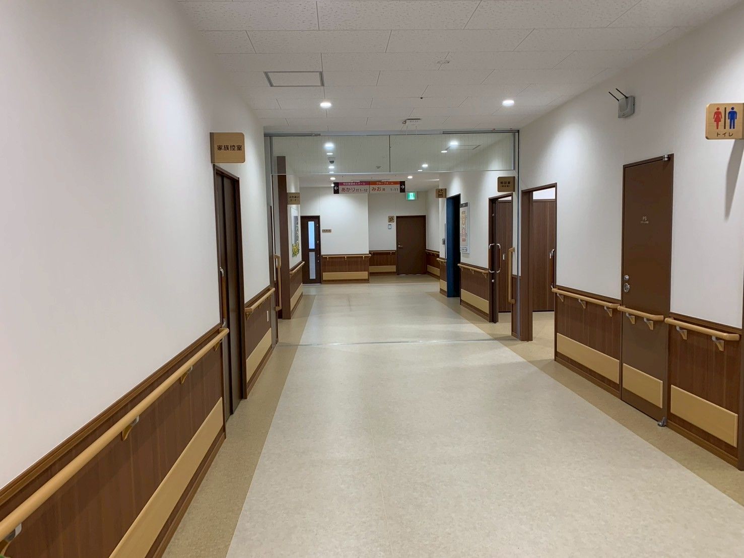 手すり付きの廊下