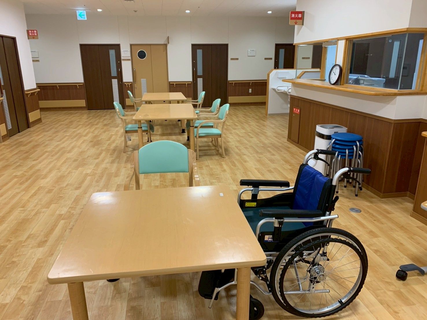 車椅子とテーブルのある部屋
