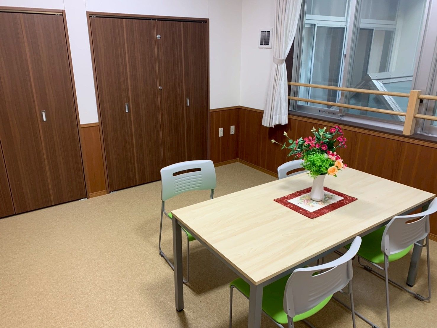 花が飾られたテーブル