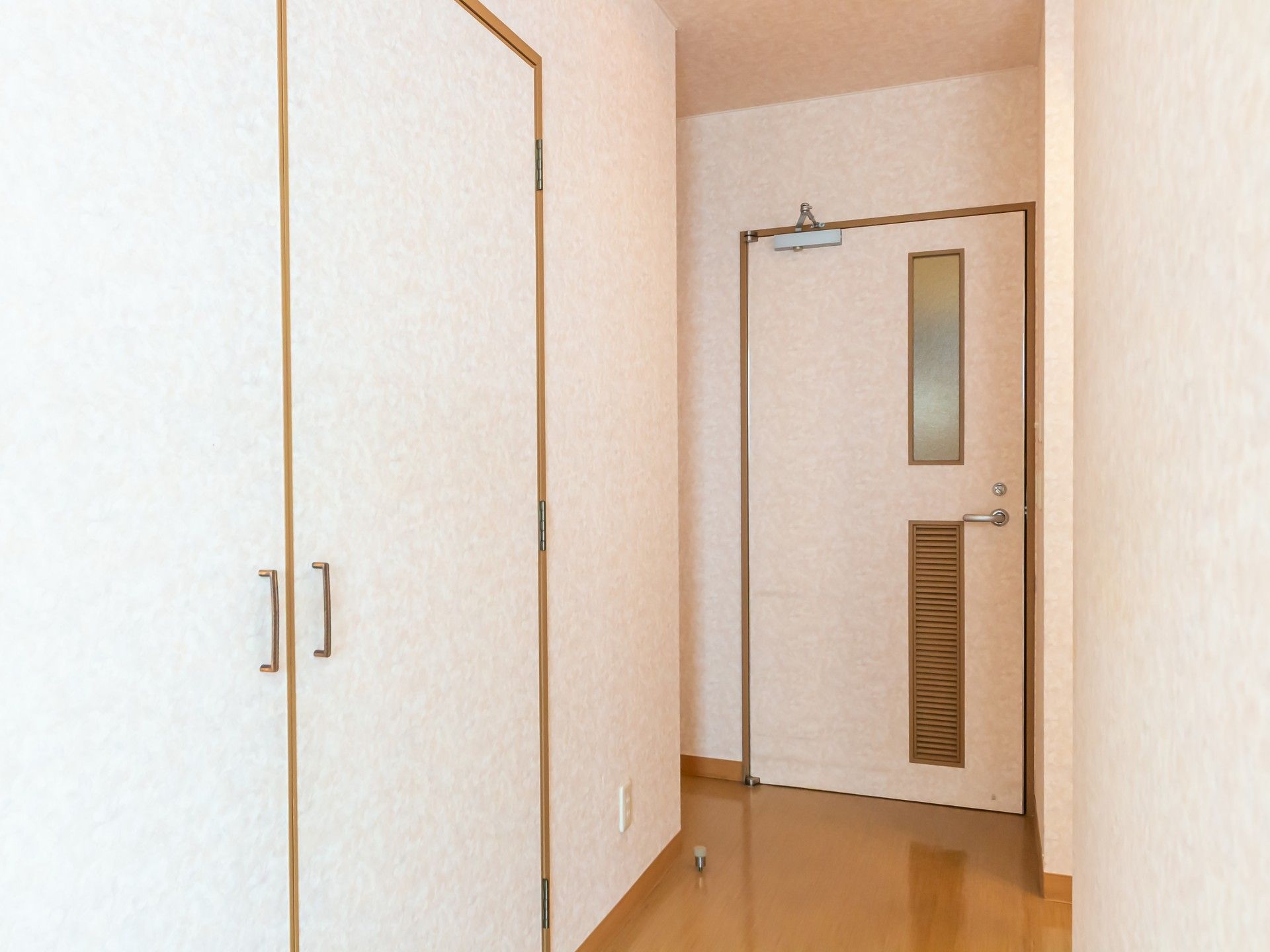 落ち着いた廊下の扉