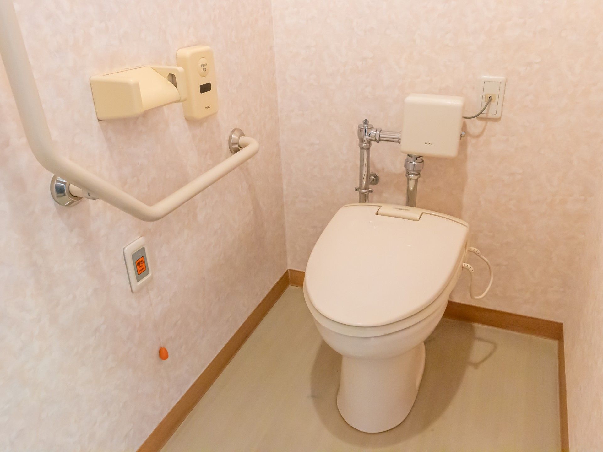 手すり付きのトイレ