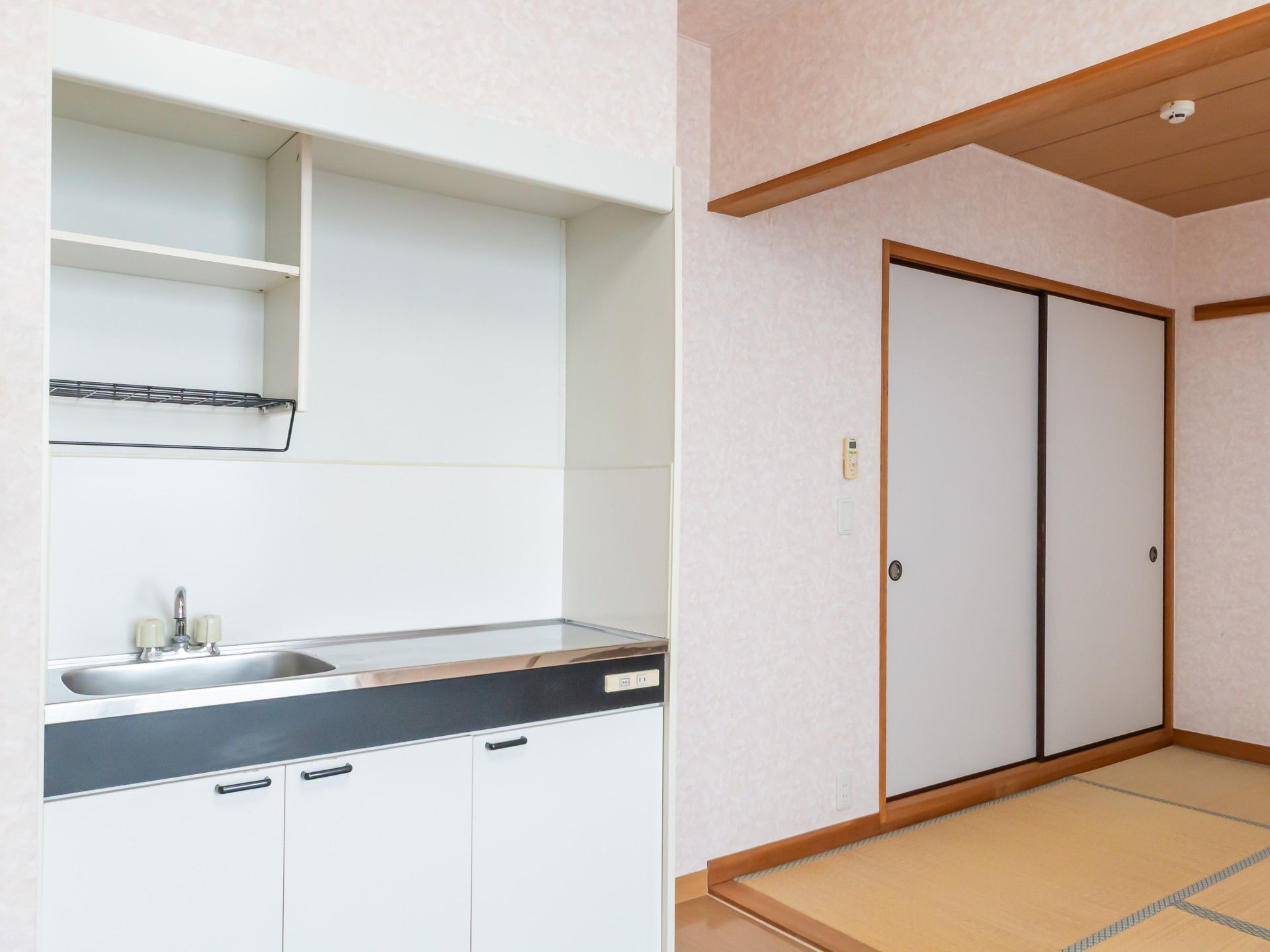 シンプルなキッチンと和室