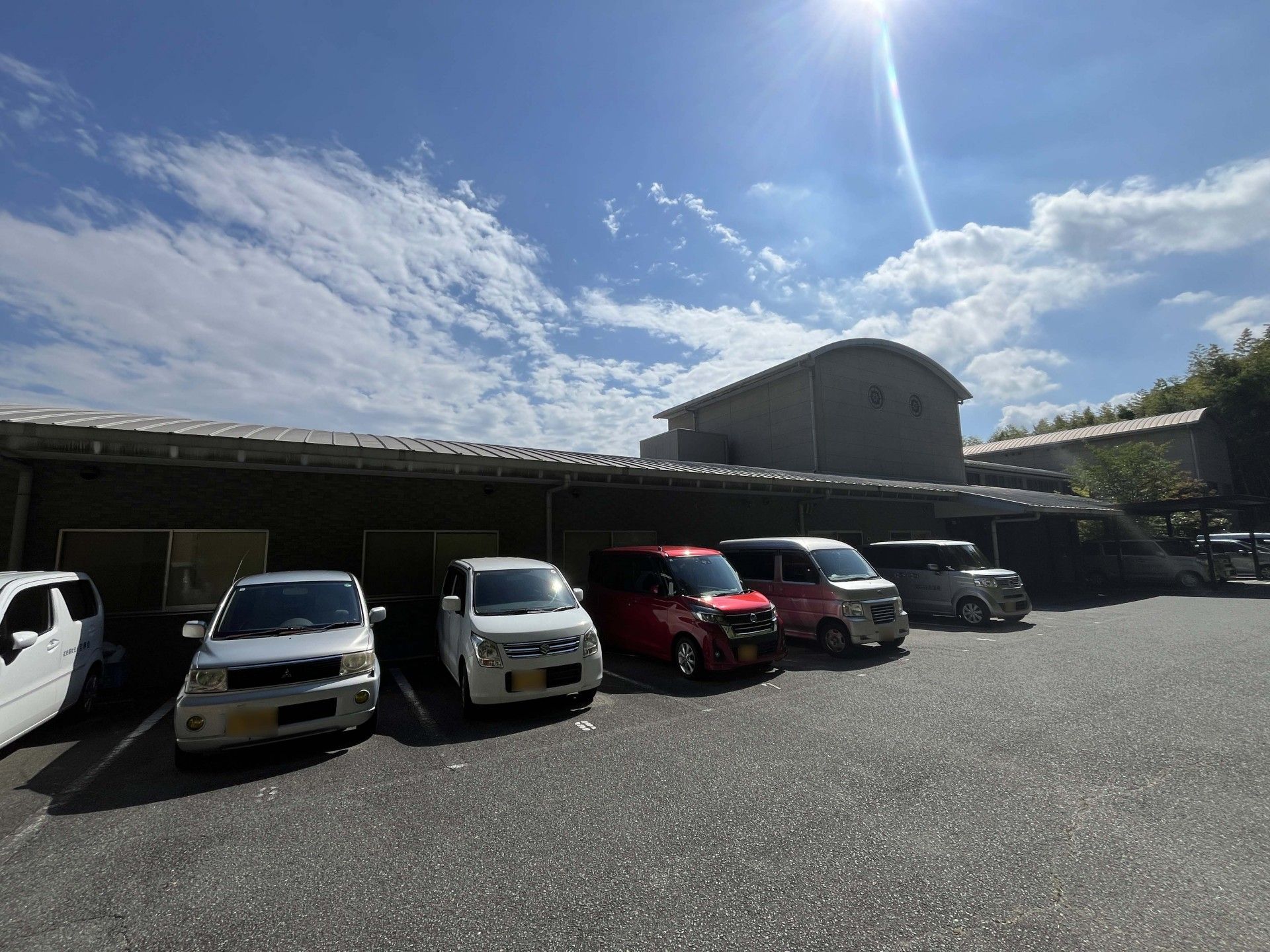 快適な施設の駐車場