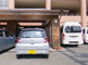 介護施設の正面入り口と駐車場