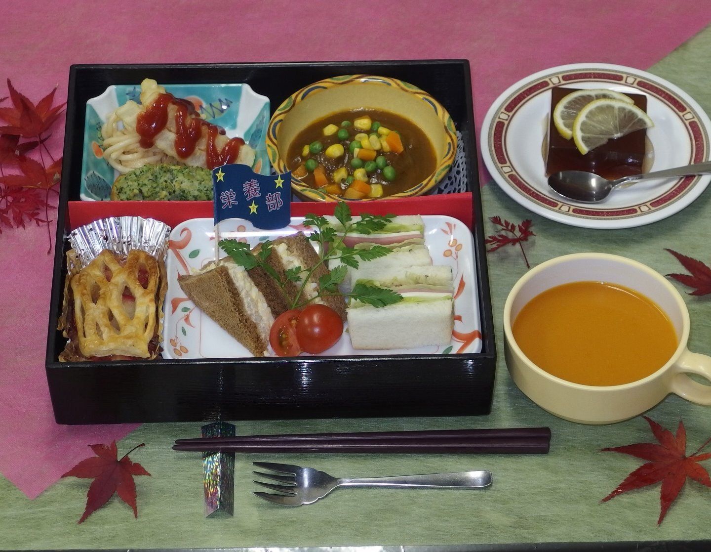 サンドイッチとスープ、パイやポテトやカレーのセット
