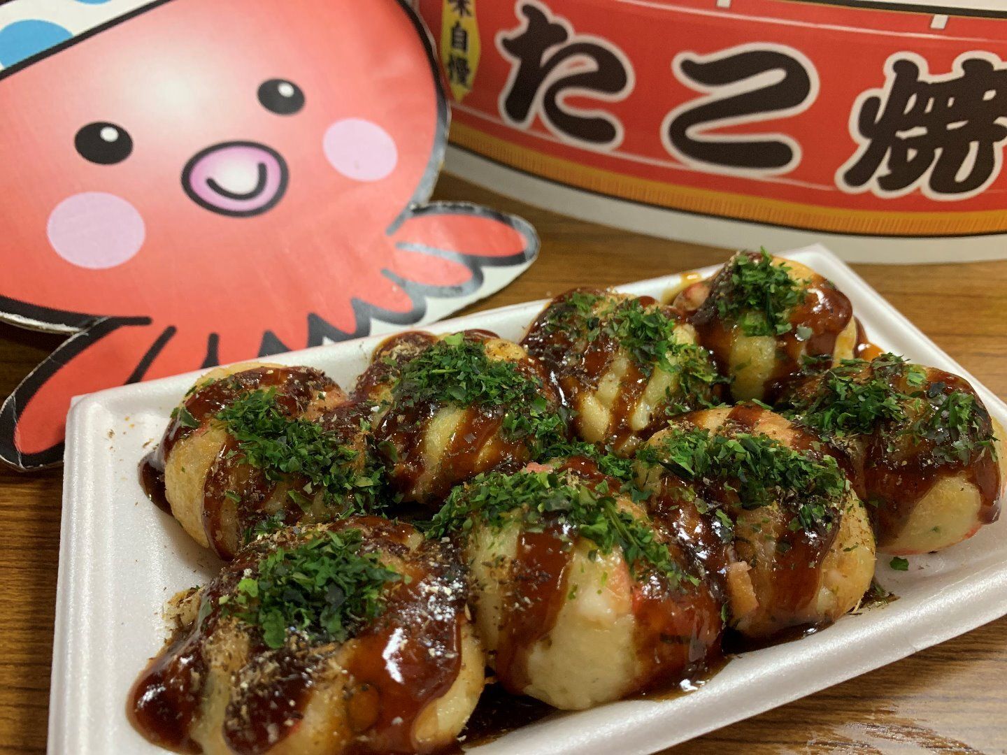 ソースと青のりがかかったたこ焼き