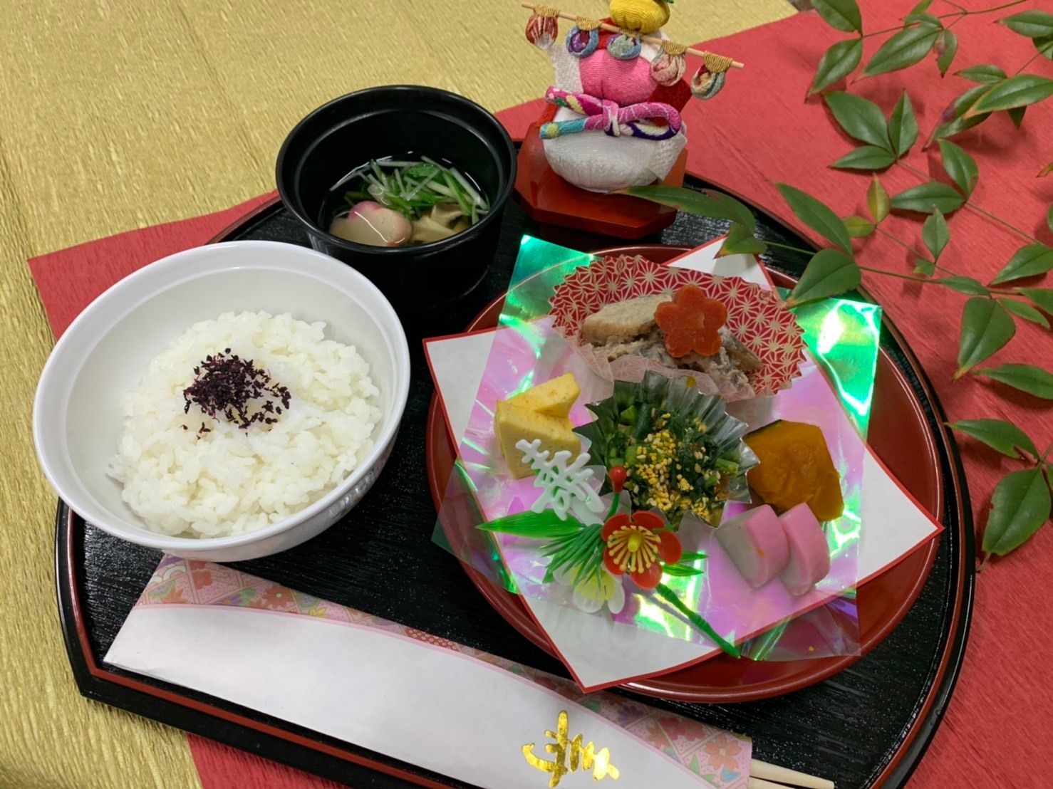 ご飯と吸い物、卵焼きやかぼちゃの煮物、かまぼこや菜の花の和え物