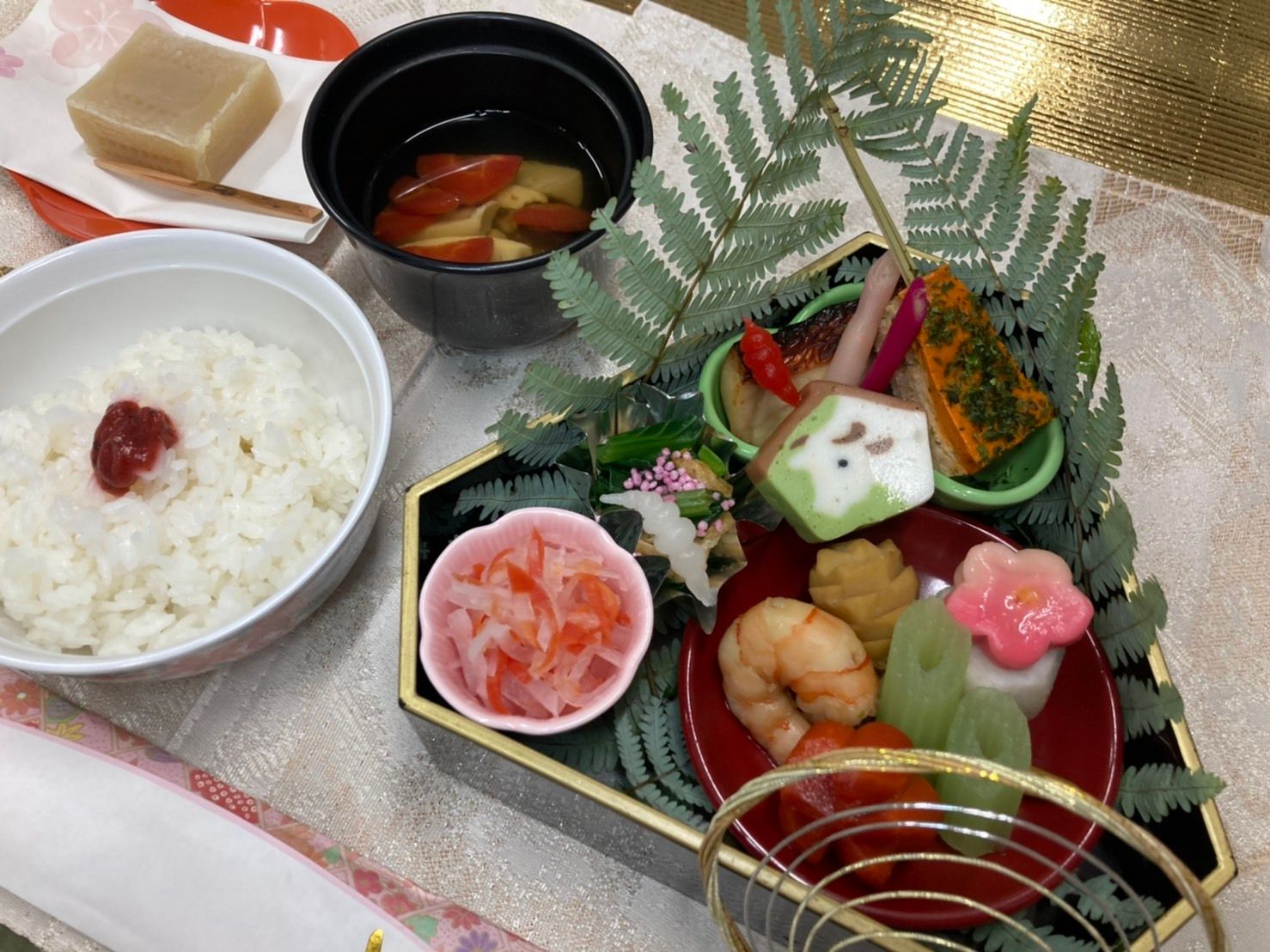 海老やふきのとうや人参の煮物、酢の物やご飯と汁物とデザートの羊羹