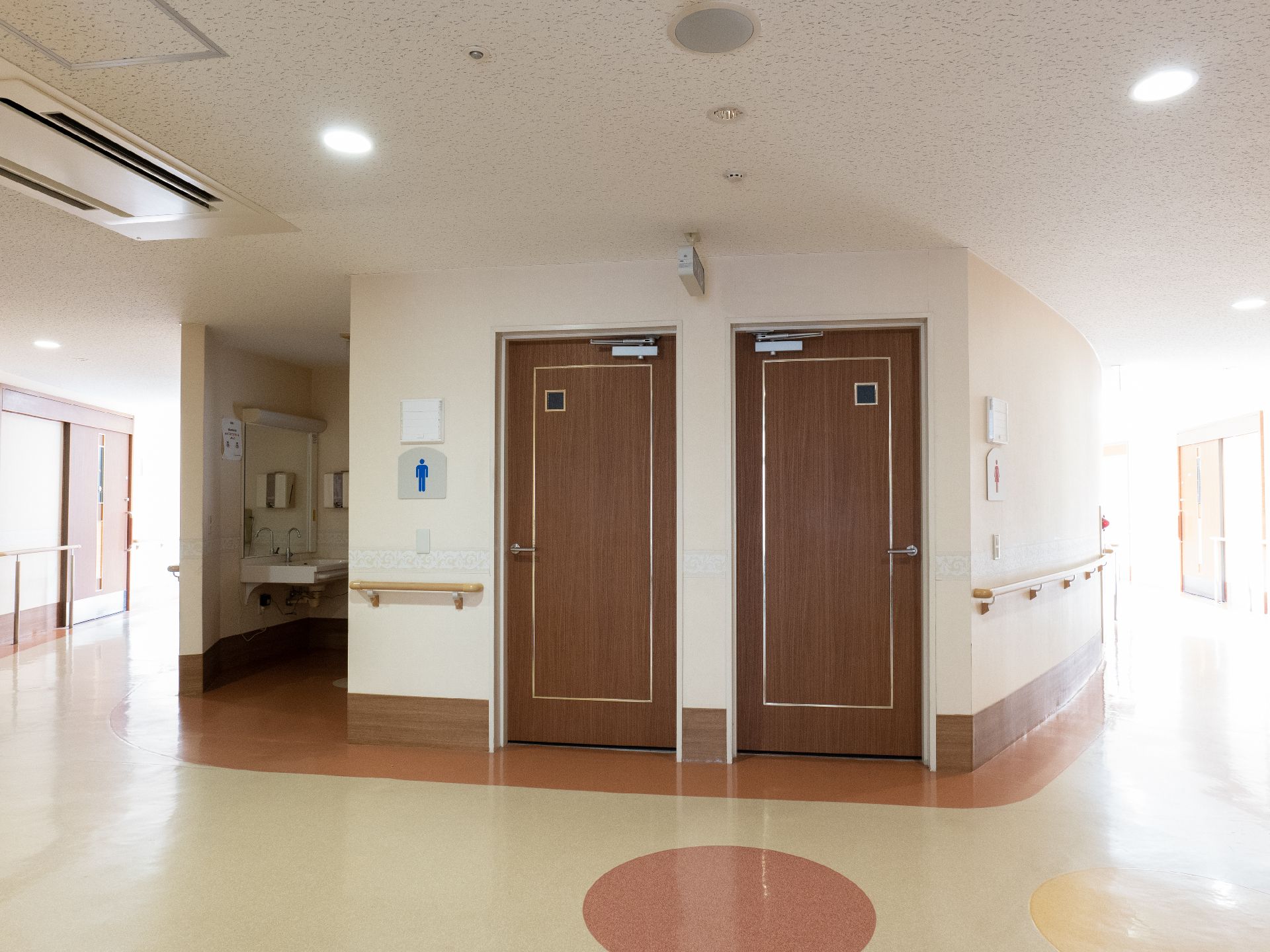 木製のドアが設置された共用トイレ