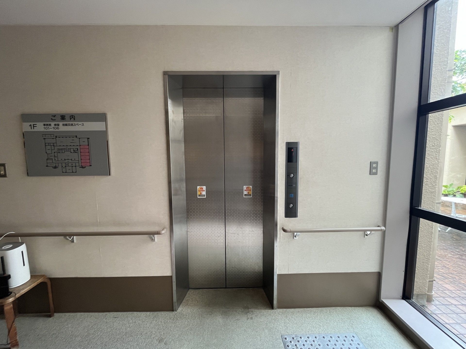 バリアフリーのエレベーター前