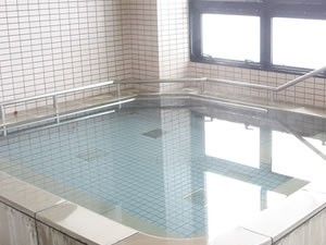 浴室には大きな四角い浴槽があり、浴槽の周りには手すりが設置されている。窓も大きく換気もしっかりできる。