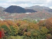 茶色や赤といった秋色に染まった周辺の山々の様子。