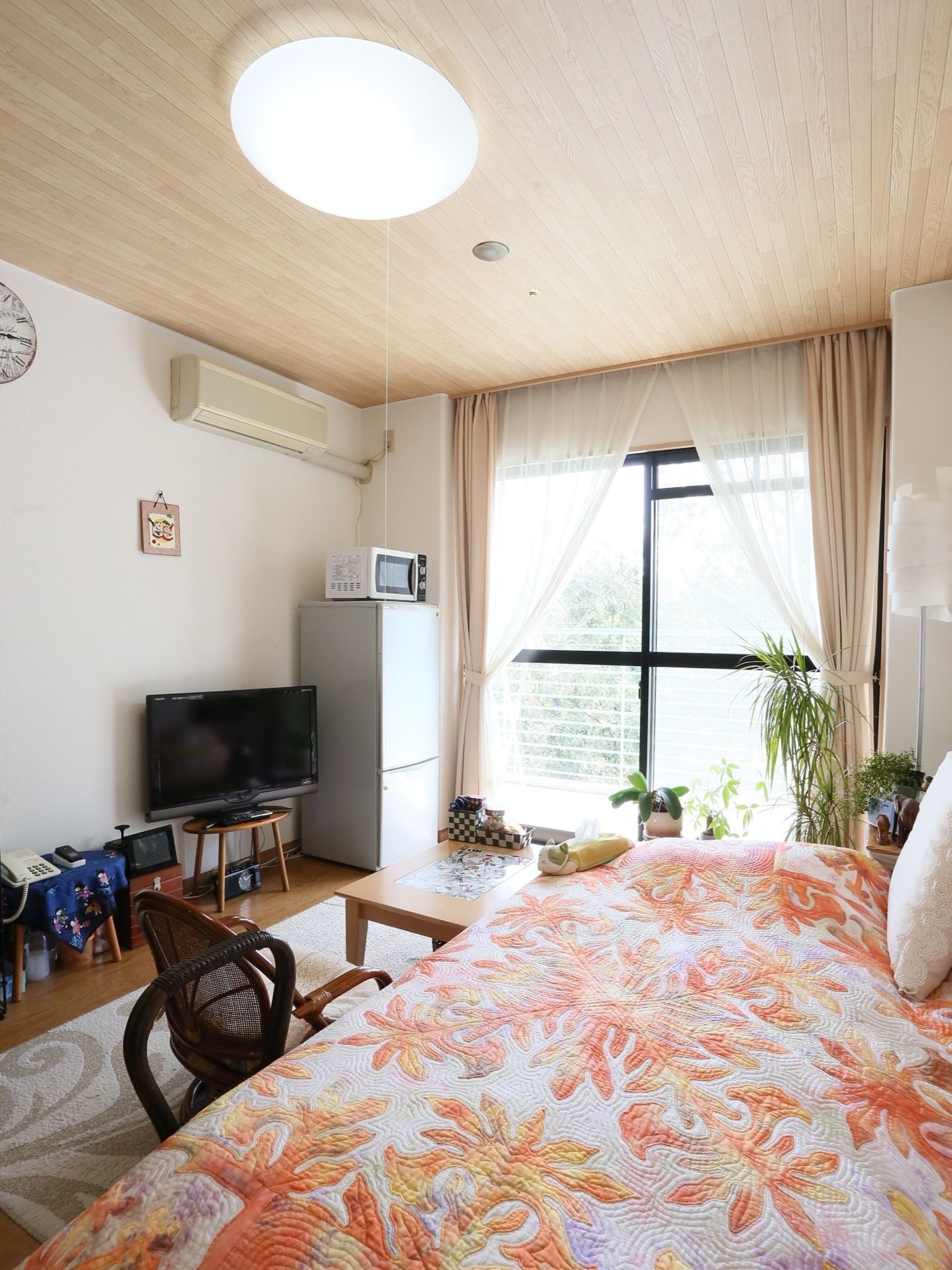 冷蔵庫や電子レンジ、テレビ、電話などが置かれている。大きな窓からベランダへ出られるようになっている。