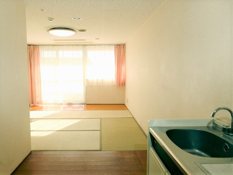畳の部屋の写真。ケアハウス内居室を入り口付近から写したもの