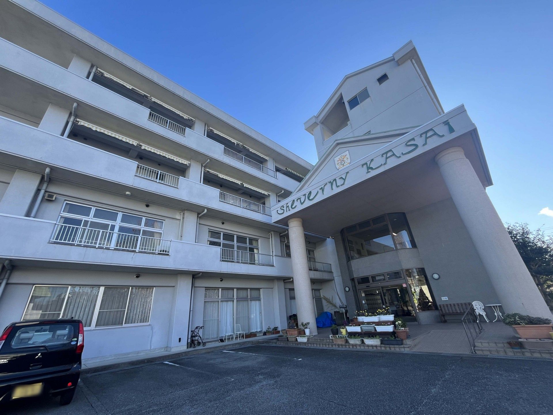 広々としたエントランスの建物