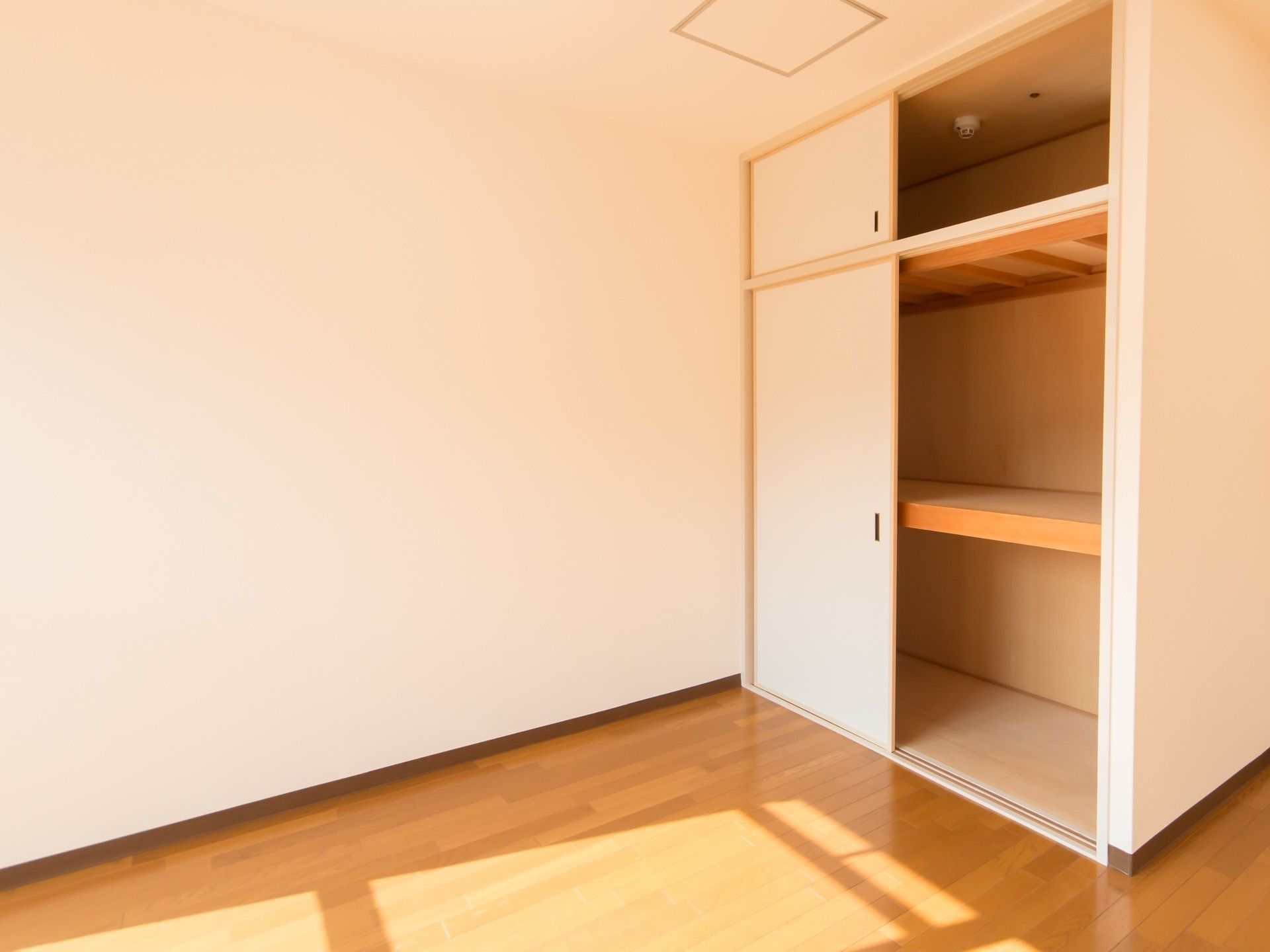 個室に作り付けの収納は押し入れタイプで、３段に分かれている。２つの引き戸が付いていて収納物毎に使い分けできる。