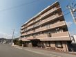 周囲に高い建物がない住宅街に立地している。軒下にはベンチや鉢植えの花が並んでおり、綺麗に整理されている。