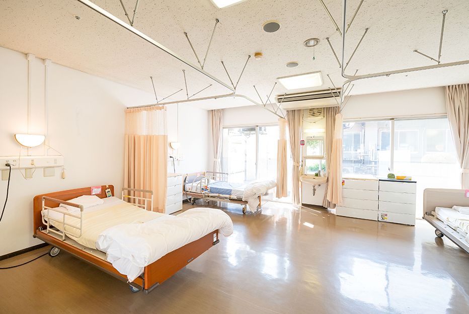 明るい居室の様子