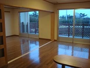 広いフローリングの部屋には大きな窓があり、周辺の自然あふれる風景を見ることができる。
