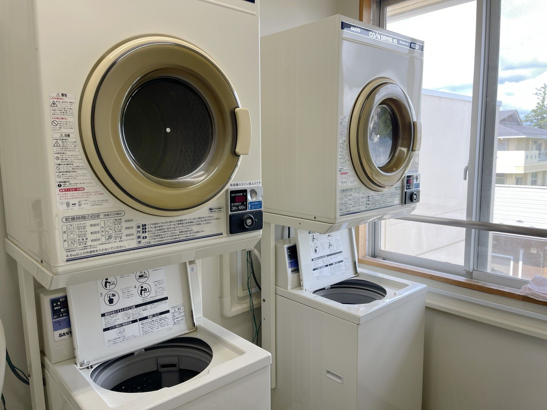 清潔な洗濯機と乾燥機