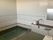 浴室の壁は一面窓となっていて、屋外の自然あふれる風景を眺めることができる。浴槽には設置もある。
