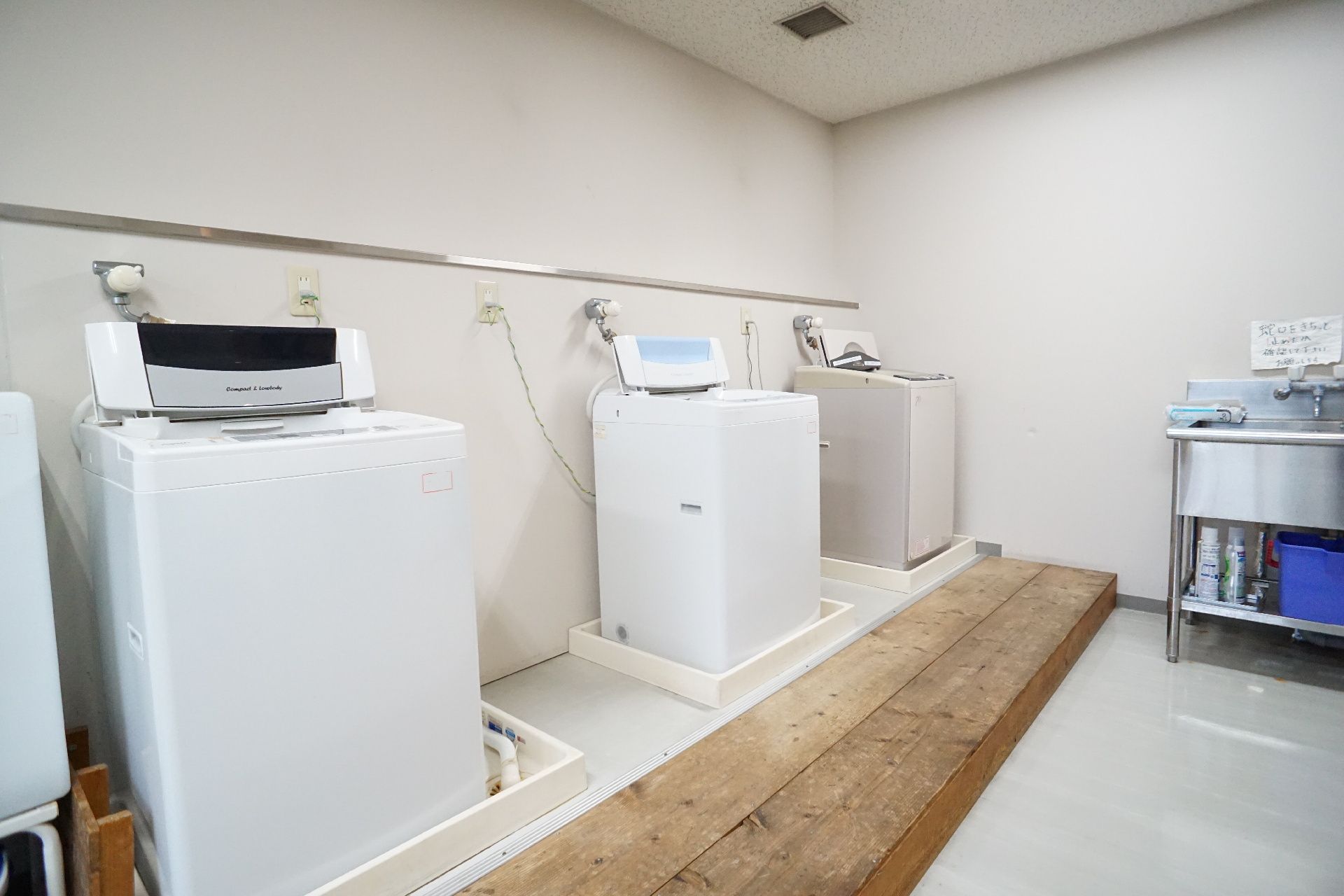 洗濯機と乾燥機が設置された洗濯室