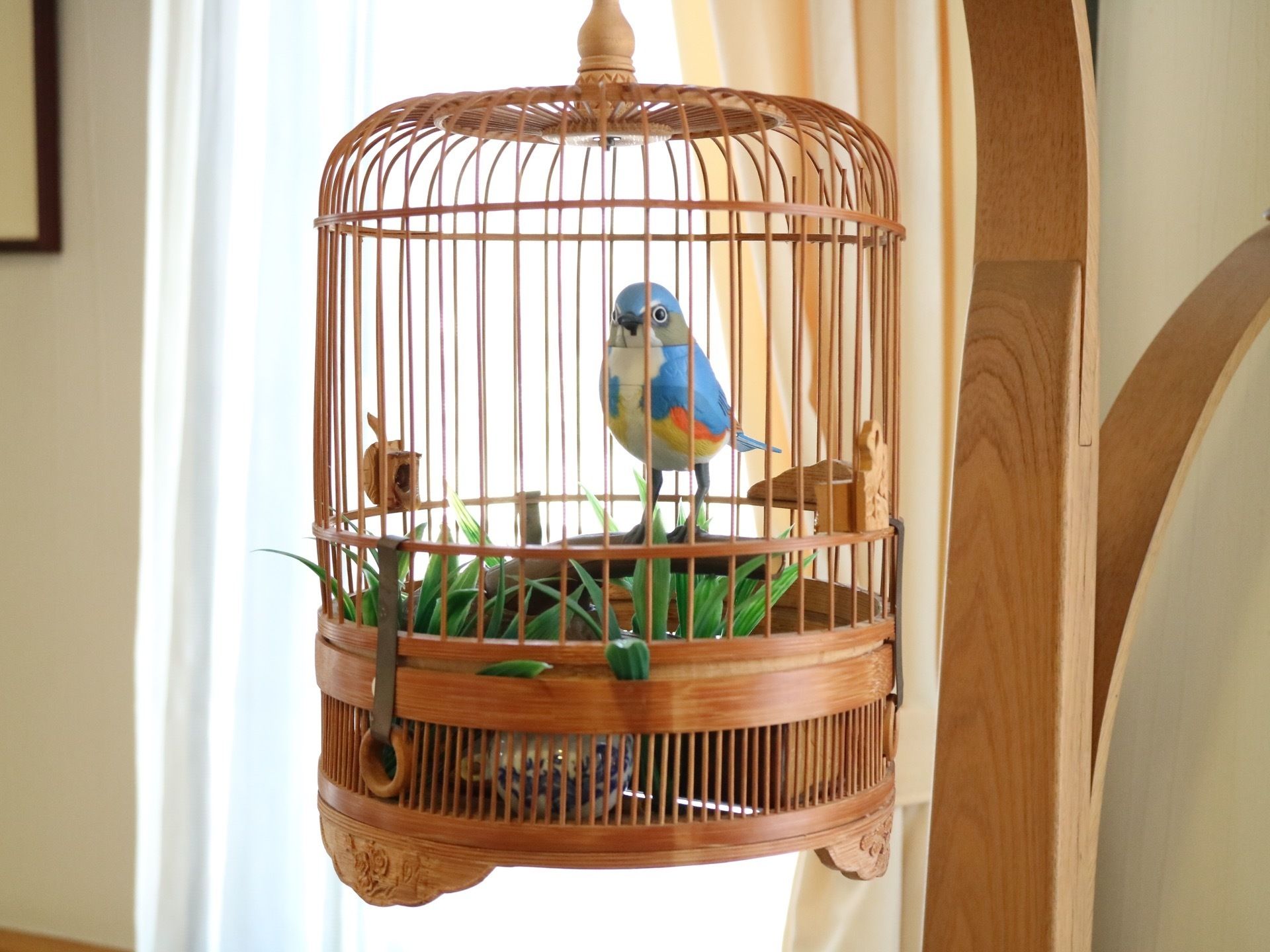 精巧に作られた鳥の人形である。今にも動き出しそうで可愛らしい雰囲気がある。動物には、人を癒してくれる力があり、温もりを与えてくれる。