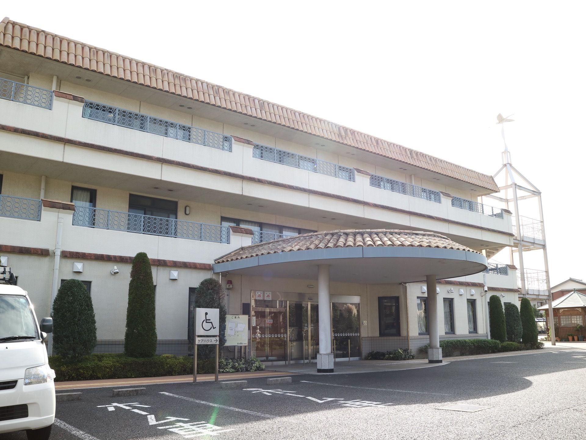 3階建てになっている白を基調とした外観である。1階の中央には大きな屋根があり、建物に入る際に雨に濡れる心配がない。