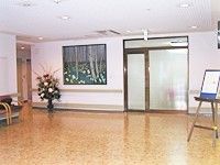 エントランス・スタッフステーションの様子。フラット設計の床が見えている