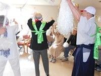 高齢者とスタッフが運動会のような催し物を楽しんでいる様子